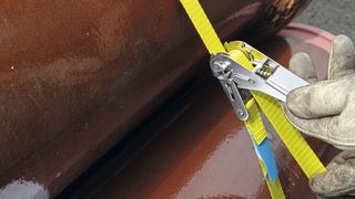 Einsatz einer „Miniratsche“ zum Niederzurren. (Bild: Spanset)