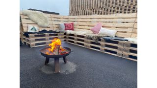 Ob fürs Grillen oder beim Aufwärmen: Palettenmöbel passen gut nach draußen. (Bild: HPE/Müller Zeiner Industrieverpackungen)