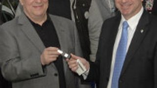 Schlüsselübergabe: Herbert Seiwert (li.), Vorstandsvorsitzender Kfz-Gewerbe Saarland, und Denis Creutzmeyer, Leiter Peugeot-Niederlassung Saartal. (Foto: Landesverband)