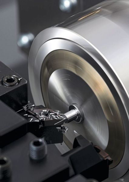 Die LFV-Technologie kontrolliert den Spanbruch mit einer gezielten oszillierenden Bewegung. Statt langer Wirrspäne entstehen deutlich besser beherrschbare Späne, die zuverlässig aus dem Bearbeitungsraum abgeführt werden können. (Bild: Citizen Machinery Europe GmbH)