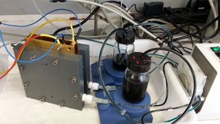 Herzstück der Solartankstelle ist der elektrochemische Speicher; eine Vanadium-Redox-Batterie. Die Technik dahinter ist hochkomplex und in der Anwendung als Ladestation für Elektrofahrzeuge völlig neu. (Bild: Universität des Saarlandes)