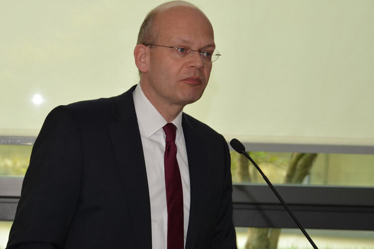 ...und Deutschland-Vertriebschef Ulrich Selzer stellten sich den kritischen Fragen der Händler. (Foto: Preising)