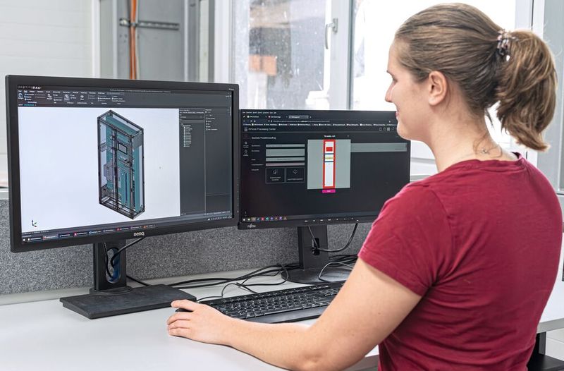 Die Schaltplandaten aus Eplan Electric P8 fließen in die 3D-Schaltschrankkonstruktion in Eplan Pro Panel ein. Dort entsteht der digitale Zwilling der Schaltanlagen, dessen Daten alle weiteren Schritte steuern.(Bild:  Nik Fleischmann)