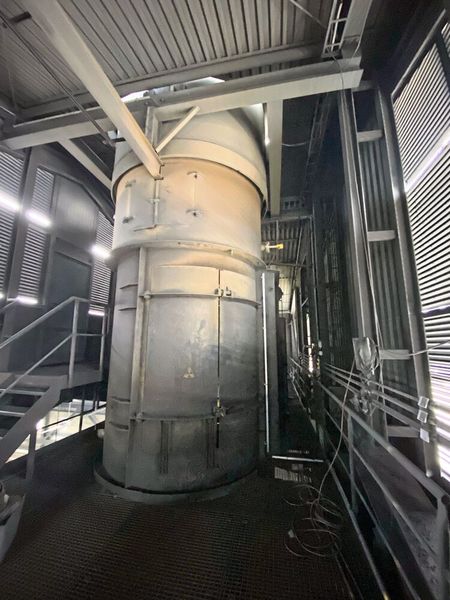 Die Bedingungen rund um den Schachtofen sind rau, die Radarsensoren lassen sich jedoch weder von Staub noch von den hohen Temperaturen beeindrucken. (Bild: Vega)