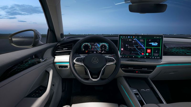 Ein zum Fahrer hin geneigtes 15-Zoll-Display ist in einer Sichtlinie mit dem 10,25 Zoll-Bildschirm hinter dem Lenkrad verbunden. (Bild: Volkswagen)