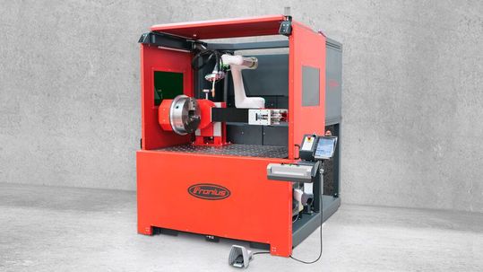 Gleichbleibende Schweißqualität vom ersten bis zum letzten Stück winke mit der kompakten Fronius-Cobot-Schweißzelle CWC-S inklusive Dreheinheit und optional mit Reitstock. Gleichbleibende Schweißqualität vom ersten bis zum letzten Stück winke mit der kompakten Fronius-Cobot-Schweißzelle CWC-S inklusive Dreheinheit und optional mit Reitstock.