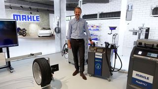 Für Philipp Grosse Kleimann, Leiter Mahle Lifecycle and Mobility, sind freie Werkstätten die wahren Helden im Kfz-Gewerbe. Sie unterstützt der bekannte Zulieferer und Werkstattausrüster künftig mit noch mehr Angeboten – von Produkten bis zu Schulungen. (Bild: Dominsky – VCG)
