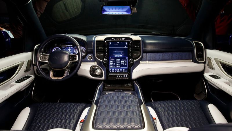 Das Cockpit des Palladium zeichnet sich durch Serientechnik von Ram sowie vielen Veredelungsmaßnahmen von Aznom aus. (Aznom)