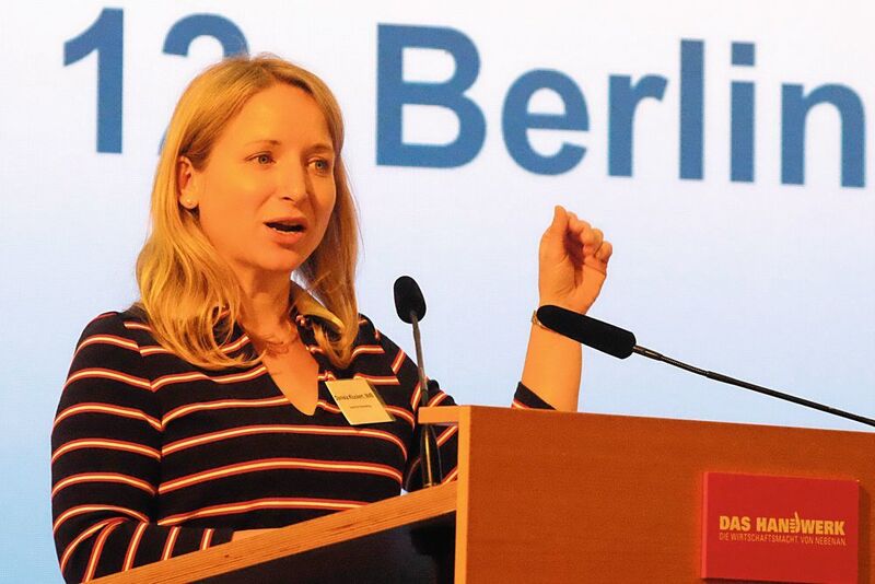 Bundestagsabgeordnete Daniela Kluckert (FDP): „Die E-Mobilität wird ihren Platz im Mix der Antriebsformen haben – die alleinige Ausrichtung auf diese Technik ist jedoch zu einseitig.“ (Zietz/»kfz-betrieb«)