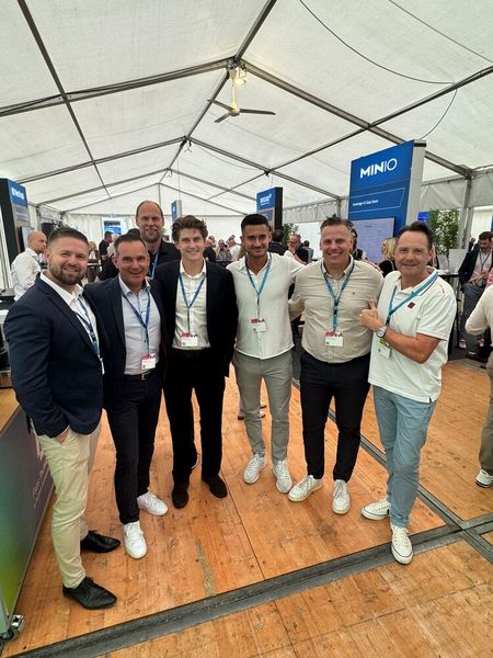 (v. l.) Sergej Rott, Stefan Roth, Marcel Schulz, Michel Bormann, Christoph Rieß, Christoph Lang (alle Fsas) mit Markus Hollerbaum (ALSO) (Bild: Vogel IT-Medien GmbH)