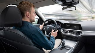 Ein kurzer Blick auf das Display in der Mitte und schon nimmt der Fahrer das Verkehrsgeschehen nicht mehr war. (BMW)