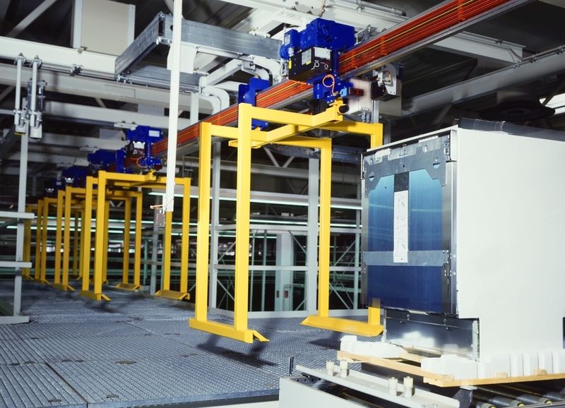 Als Auffahrschutz an Elektrohängebahnen,  an Regalbediengeräten zur Überstandskontrolle (ragen Teile aus der Regalreihe heruas?) oder auch für die Belegtkontrolle von  auch mehrfach tiefen  Regalflächen lässt sich der Laserscanner S100 einsetzen. (Archiv: Vogel Business Media)