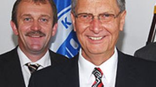 Landesverbandsvize Andreas Ahlhelm verabschiedete Hauptgeschäftsführer Peter Gebbers. (Archiv: Vogel Business Media)