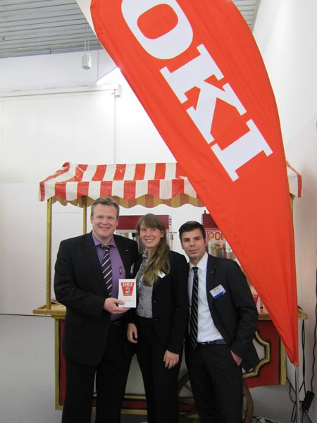 (v. l.) Frank Castrop, Vanessa Christen und Christoph Zimmermann, OKI, verbreiteten einen leckeren Popcorn-Geruch in den Hallen. (IT-BUSINESS)