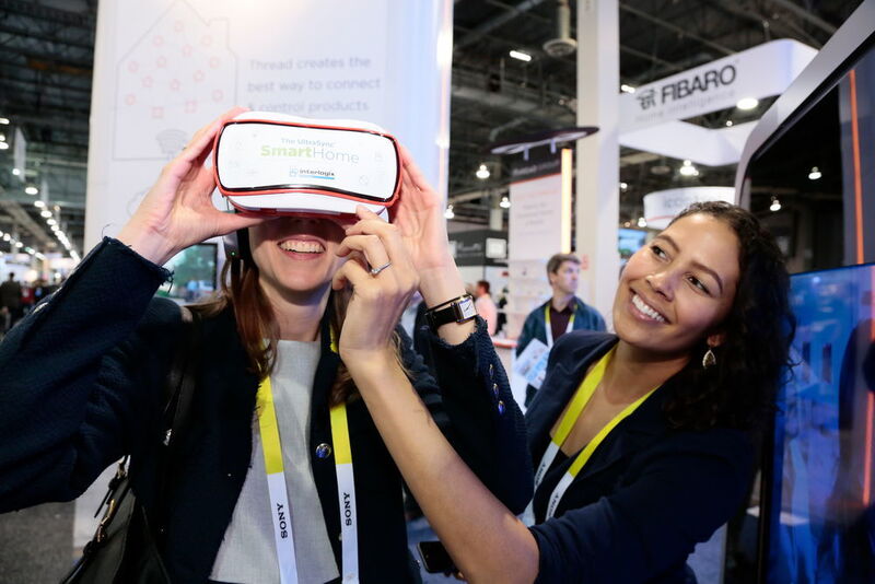 Einmal in virtuelle Welten abtauchen – auf der CES konnten die VR-Brillen getestet werden. (CES)