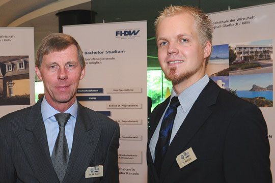 Dr. Helmut Bruse (Acomar) mit Junior Schütt vor dem FHDW-Stand im Foyer des Hotel Steigenberger. (Archiv: Vogel Business Media)