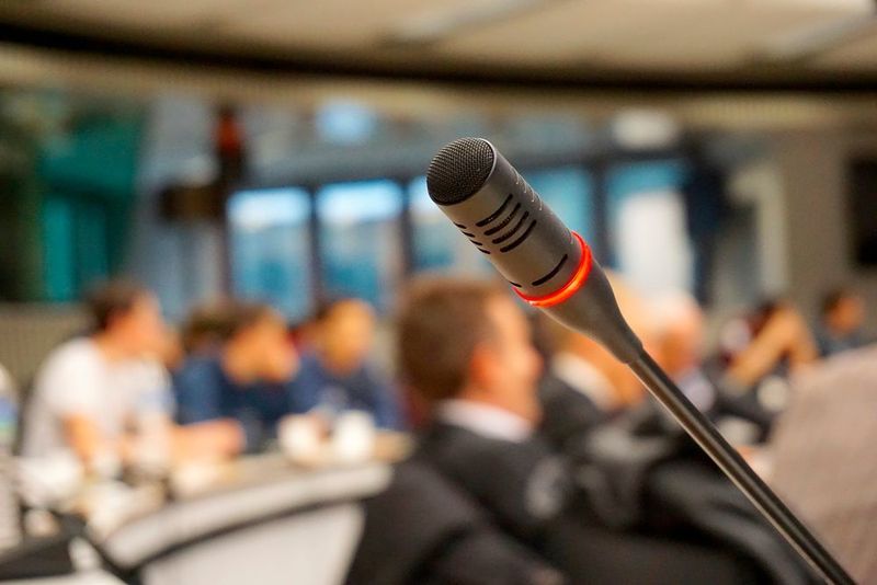 Wer bisher schon die Prinzipien der Healthcare-Compliance beachtet hat, dürfte auch nach der neuen Rechtslage solide aufgestellt sein. Das gilt zumindest für klassische Konstellationen, wie Einladungen zu Kongressen. (gemeinfrei)