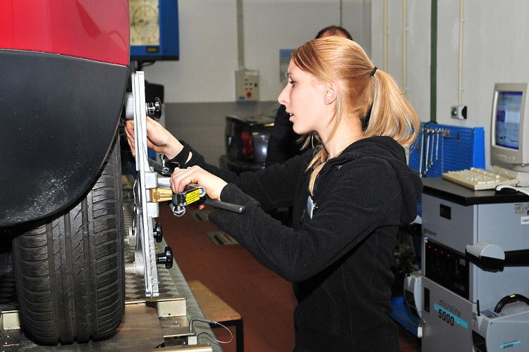 Am Wettbewerbstag waren dann fünf anspruchsvolle Aufträge zu bewältigen. Hier arbeitet Sandra Jäger aus Deutschland an der Fahrwerksvermessung. (Foto: Schmidt)