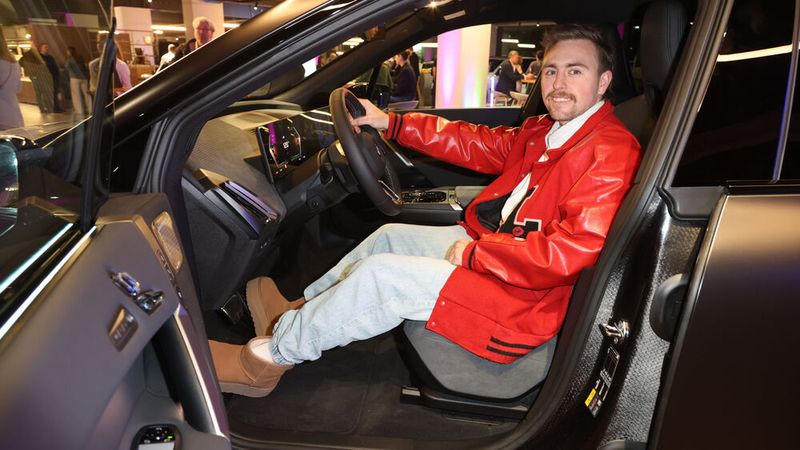 Fotograf Luca Labbadia, Sohn von Ex-HSV-Stürmer und -Trainer Bruno Labbadia, im neuen BMW iX M70, der in Hamburg erstmals gezeigt wurde. (Bild: BMW Hamburg /© Wallocha)