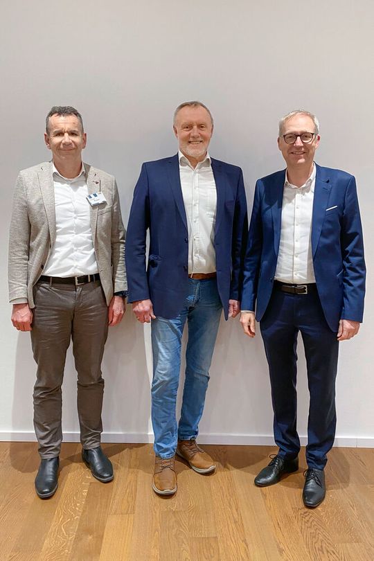 v.l. Bernhard Wasner (Geschäftsführer, Josef Paul GmbH & Co. KG), Josef Paul (Inhaber, Josef Paul GmbH & Co. KG) und Volker Hüntrup (Leiter Mercedes-Benz Trucks Own Retail Europa)(Bild:  Daimler Truck AG)