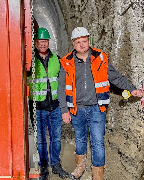 Tobias Rathgeb von Rud und Baustellenchef Erich Merkle (v. l.) von der ARGE EET freuen sich über den Projektfortschritt.  (Bild: Rud)
