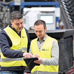 Willem Reinink, Managing Director of Morein Plastics GmbH (left in the picture) – here in conversation with Björn Lieven from BSG (right) – says: "We were particularly impressed by the practical advice and the smooth implementation."(Image: Bruckmann Control Technology GmbH)