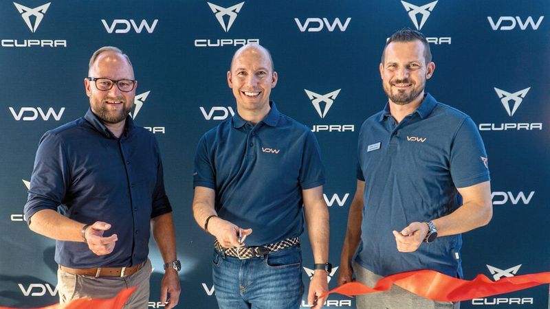 Schnipp und Start: Symbolisch den Weg freigemacht für die Cupra Garage in Mosbach haben (v. l.) Seat-Gebietsleiter Christian Kilzer, Carlo Hartung, Geschäftsführer des Autohauses von der Weppen, sowie Standortleiter David Hammond. (Bild: Von der Weppen)