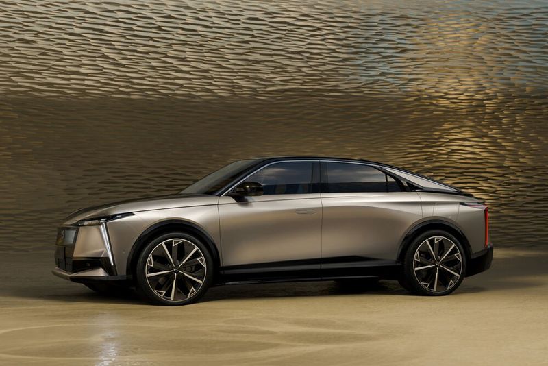 Der No8 kommt auf 4,82 Meter Länge und ist damit eigentlich im Mittelklasse-Segment zuhause. (Bild: DS Automobiles)