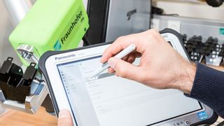 Roboter-Programmierung nach dem Drag-and-Drop-Prinzip (Bild: Fraunhofer IPA)