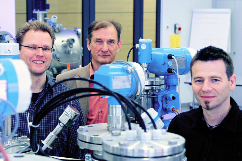 Die Erfindung von Kaj Uppenkamp, Prof. Dr. Igor Getman und Armin Wernet (von links) erleichtert die Inbetriebnahme von kapazitiven Füllstandmessgeräten. (Bild: Endress+Hauser)