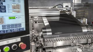 Dürr Megtec bietet eine Anlage für die Beschichtung von Elektroden für Lithium-Ionen-Batterien. Das Verfahren ist einzigartig, da es das Basismaterial – eine Metallfolie – auf beiden Seiten gleichzeitig mit dem Kathoden- und Anodenmaterial beschichtet. (Dürr Systems)