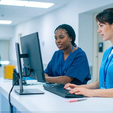 Mehrere Gesundheitsorganisationen (41 Prozent) führten GenAI ein, weil die Mitarbeitenden es bereits nutzten.  (Bild: © Karthick – stock.adobe.com)