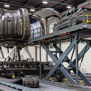 Der Simulator befindet sich in einer Höhe von zwölf Metern.(Bild:  Autoren-Union Mobilität/Renault)