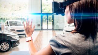 Mit Augmented Reality steht der Kunde quasi mit in der Werkstatt und kann die Reparatur seines Wagens mitverfolgen. (Bild: Clipdealer)