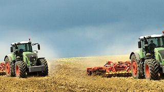 Mit „GuideConnect“ verbindet der Traktoren- und Erntetechnikhersteller zwei Traktoren zu einem System – das sich von einem Fahrer steuern lässt. (Fendt)