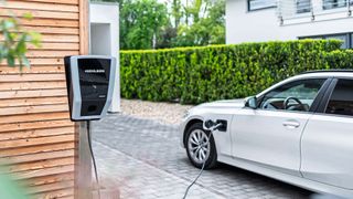 Wer in der Vergangenheit ein E-Auto mithilfe der Umweltprämie erworben hat, hat überwiegend ein hohes Nettoeinkommen. Das zeigen Zahlen des Bundeswirtschaftsministeriums. (Bild: Amperfied)