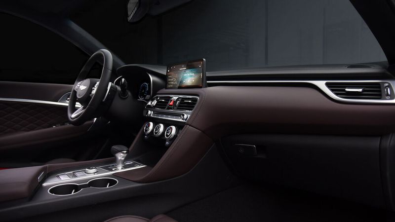 Der Innenraum des G70 bleibt weitgehend unverändert. Allerdings wächst der Touchscreen in der Armaturenbrettmitte von 8 auf 10,25 Zoll. (Bild: Genesis)