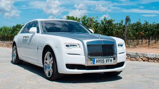 Rolls Royce sind häufig gewerblich genutze Fahrzeuge. Die Käufer müssen bei der Fahrzeugübergabe dann sofort prüfen, ob die Ware der Bestellung entspricht. (Rolls Royce)