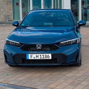 Ebenfalls neu sind die untere Kühlergrillform und das Grillmuster im oberen Kühlergrill sowie die Scheinwerferumrandung und der schwarze Stoßstangenspoiler. (Bild:  Simon – VCG)