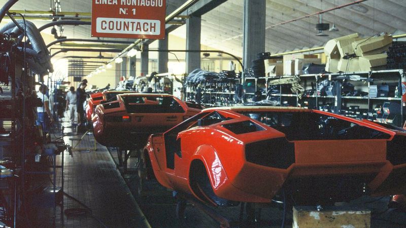 In diesem Jahr wurde mit der Entwicklung von Sportwagen begonnen. Die Entscheidung dazu fiel einer weit verbreiteten Legende zufolge nach einer Auseinandersetzung zwischen dem Sportwagen-Liebhaber Lamborghini und Enzo Ferrari. Lamborghini hatte häufig Probleme mit seinem Ferrari und beschwerte sich beim Firmenchef persönlich. Dieser antwortete, Lamborghini habe keine Ahnung von Sportwagen könne nur Traktoren richtig, worauf Lamborghini seinem Widersacher das Gegenteil beweisen wollte und einen schnelleren Sportwagen baute. (Bild: Lamborghini)