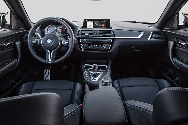 Das Interieur wartet mit den typischen M-Merkmalen auf: M-Lederlenkrad... (BMW)