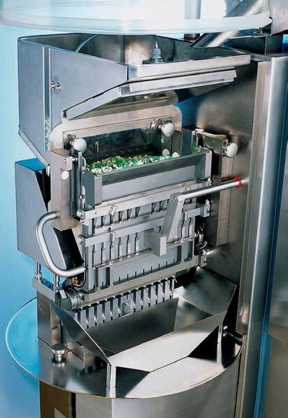 Numerous product combinations can also be filled on the GKF 2500 capsule filling machines with an output of up to 150,000 capsules per hour. (Picture: Bosch Packaging Technology)