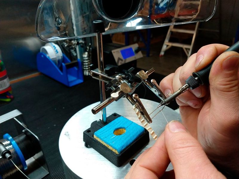 Bei den neuen Lötwerkzeugen handelt es sich um die Ersa i-CON 1 mit integrierter Lötrauchabsaugung. Diese werden zum Umbau von Zündungen und anderer Elektronik in die Motoren von Sky Power eingesetzt.  (Ersa)
