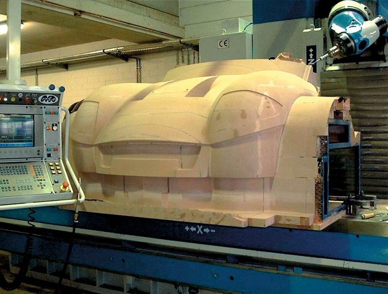 Bild 2: Um effizient Prototypen aus Uriol oder Aluminium zu fräsen, sind hohe Schnittgeschwindigkeiten erforderlich. Die Schnittdaten beim Schlichten sind n = 15 000 min—1 , f = 8000 mm/min, ap/ae = 0,8 mm. Bild: MTE (Archiv: Vogel Business Media)