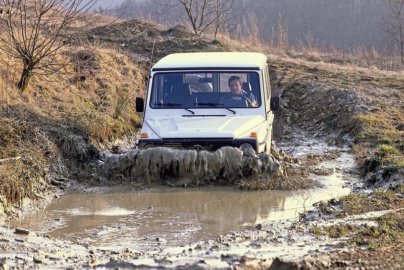 Die hoch positionierte Luftansauganlage erleichtert Wasserdurchfahrten. (Bild: © Daimler AG)