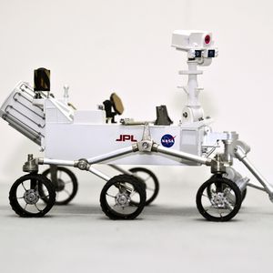 Modell des Mars-Rovers "Curiosity": In einer gemeinsamen Pressekonferenz haben der Leiter des NASA-Marserforschungsprogramms, Direktor Doug McCuistion und der CEO des Siemens-Sektors Industrie, Siegfried Russwurm, über die Leistungen ihrer Unternehmen auf dem Weg in ein neues Zeitalter der Weltraumforschung berichtet. Im Fokus stand die Mission des jüngsten Mars-Erkundungsfahrzeugs "Curiosity", das am 5. August auf dem Roten Planeten landen soll. Das Jet Propulsion Laboratory (JPL) der NASA setzte bei der Entwicklung des Weltraumfahrzeugs auf Siemens-Software.