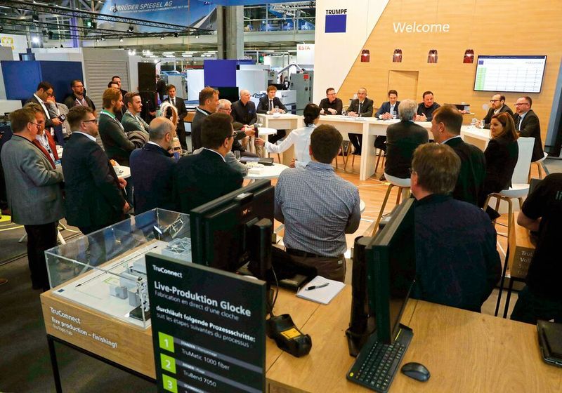 Roundtable-Gespräch auf dem Messestand der Trumpf Schweiz AG über die Nutzung von Produktionsmaschinen als «Pay per use» (Trumpf)
