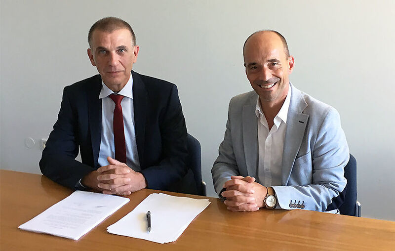 Rolf Sonderegger (r.), CEO Kistler Gruppe, und Dr. Heinrich Offergeld, bisheriger Inhaber und Geschäftsführer IOS GmbH, freuen sich über die zukünftige Zusammenarbeit. (Kistler)