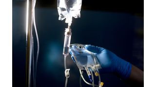 Ein Infusionsbeutel wird zum Austausch vorbereitet (Bild: Sherry Yates Young)