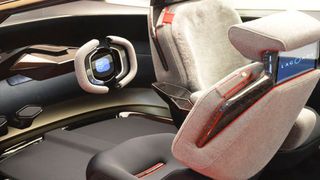 Das Lenkrad verschwindet auf Wunsch komplett und das Fahrzeugsystem übernimmt die Steuerung des Wagens. Dann kann sich der Fahrer den Sitz um 180 Grad drehen und sich den Fond-Passagieren zuwenden. (Schreiner/»kfz-betrieb«)